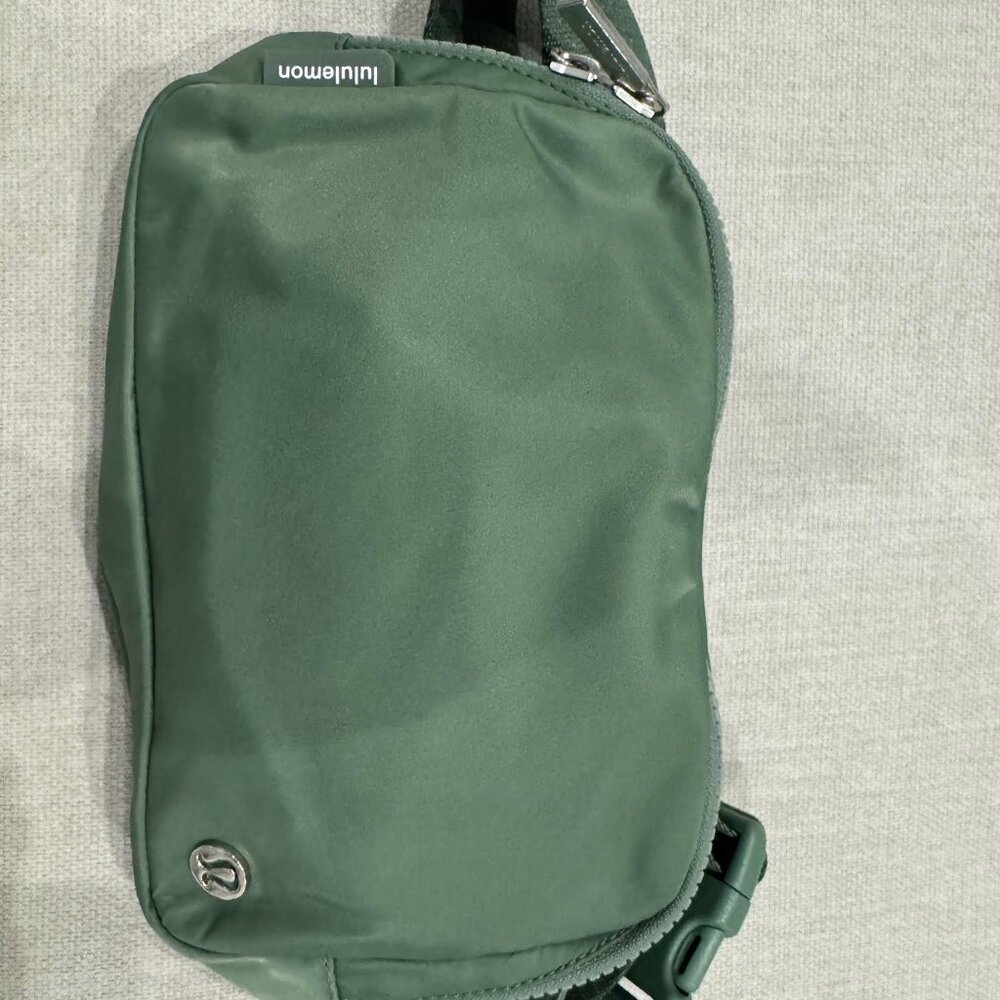 Lululemon Everywhere Belt Bag Large 2L - Grey Eucalyptus